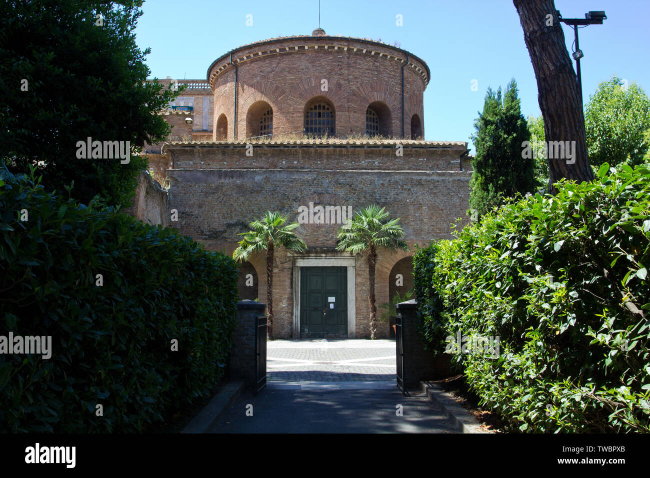 Blick auf das Mausoleum der kreisförmigen Form von Santa Costanza (4. Jahrhundert n. Chr.), Tochter von Konstantin I, ein Paradebeispiel der frühen christlichen Architektur Stockfoto