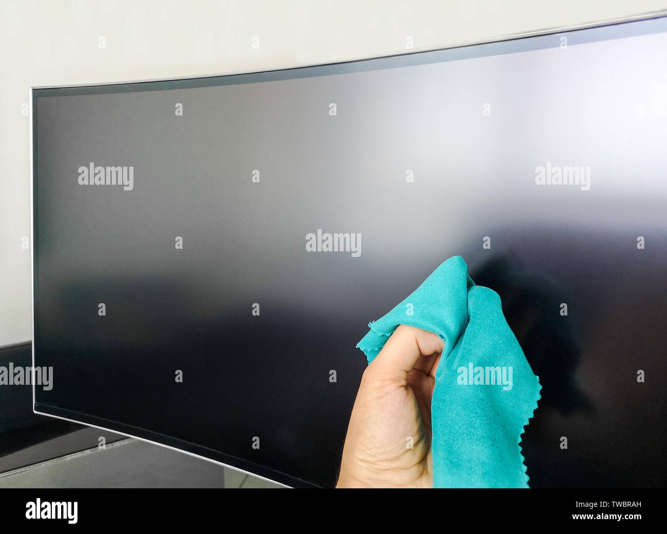 Reinigung pc monitor Hand halten Rag Stockfoto
