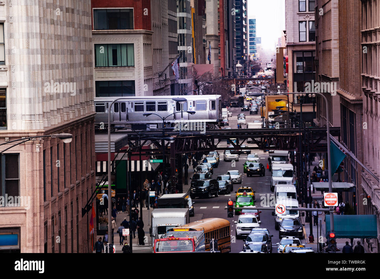 Blick von oben auf die Straße und Bahn Metro City, Chicago, Illinois, USA Stockfoto