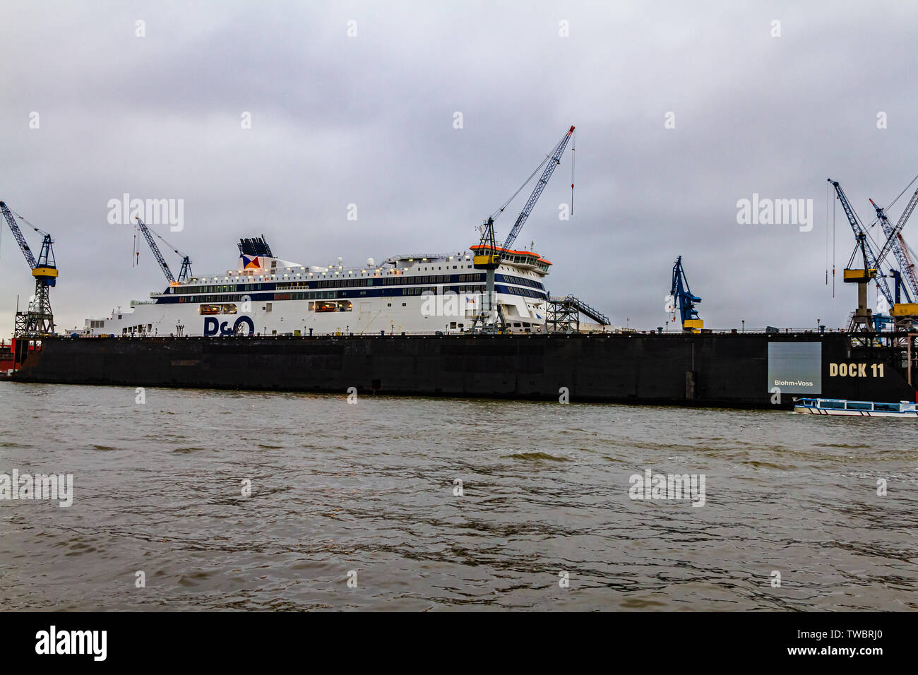 MS Geist von Großbritannien, einem P&O-Fähre, die im Trockendock für eine jährliche Wartung Überholung bei Blohm & Voss Werft in Hamburg, Deutschland. Januar 2019. Stockfoto