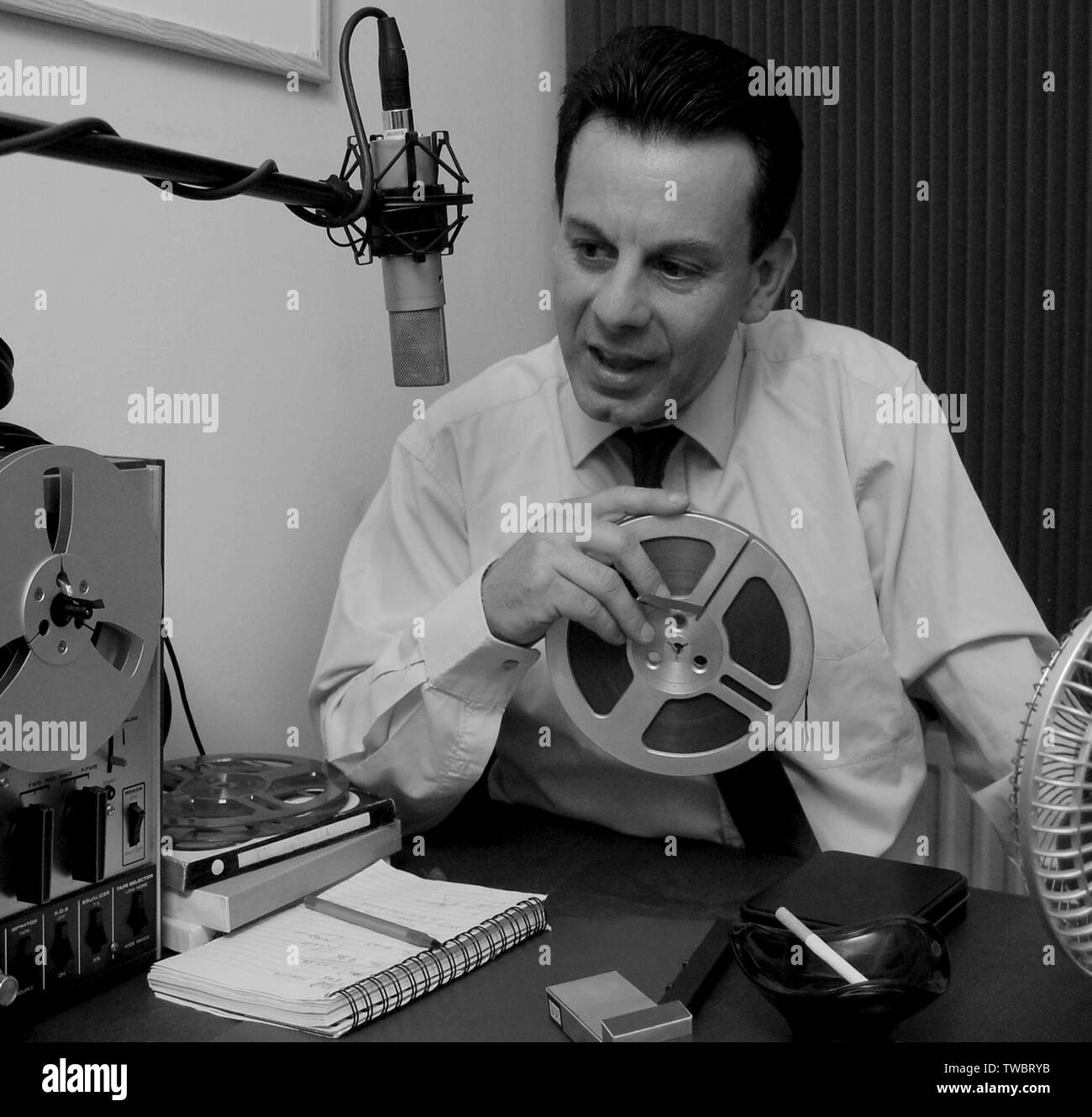 Ist ein cooles 1950 60 der Radio-DJ macht Ankündigung halten sie band Schieber Stockfoto