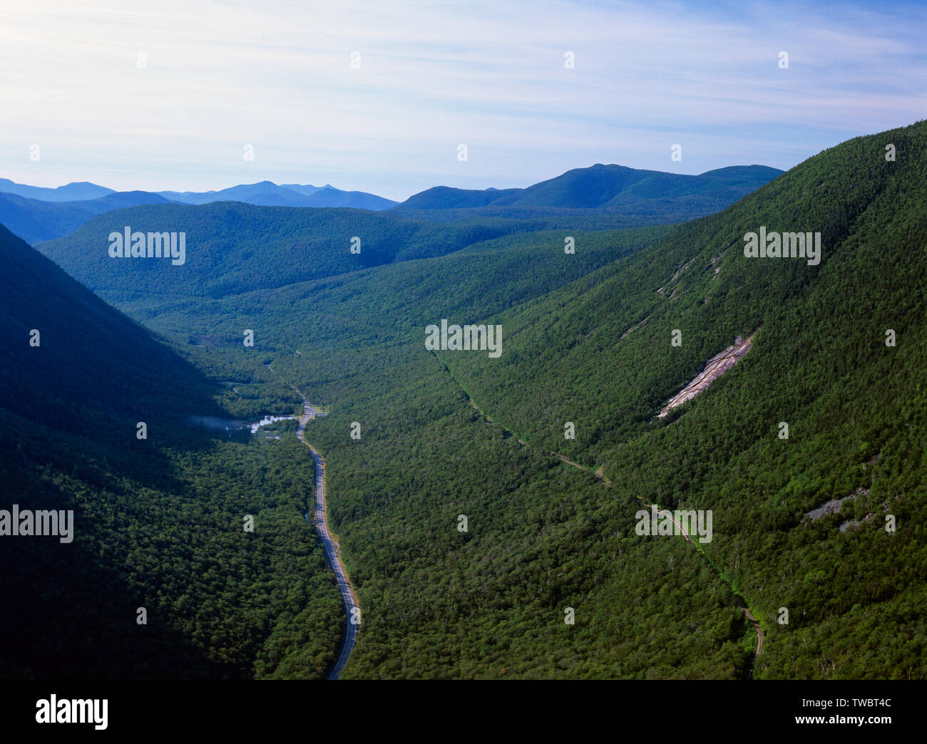 Crawford Notch vom Mount Willard in den White Mountains, New Hampshire. Mount Willey können auf der rechten Seite gesehen werden. Die Route der alten Maine Central Rai Stockfoto