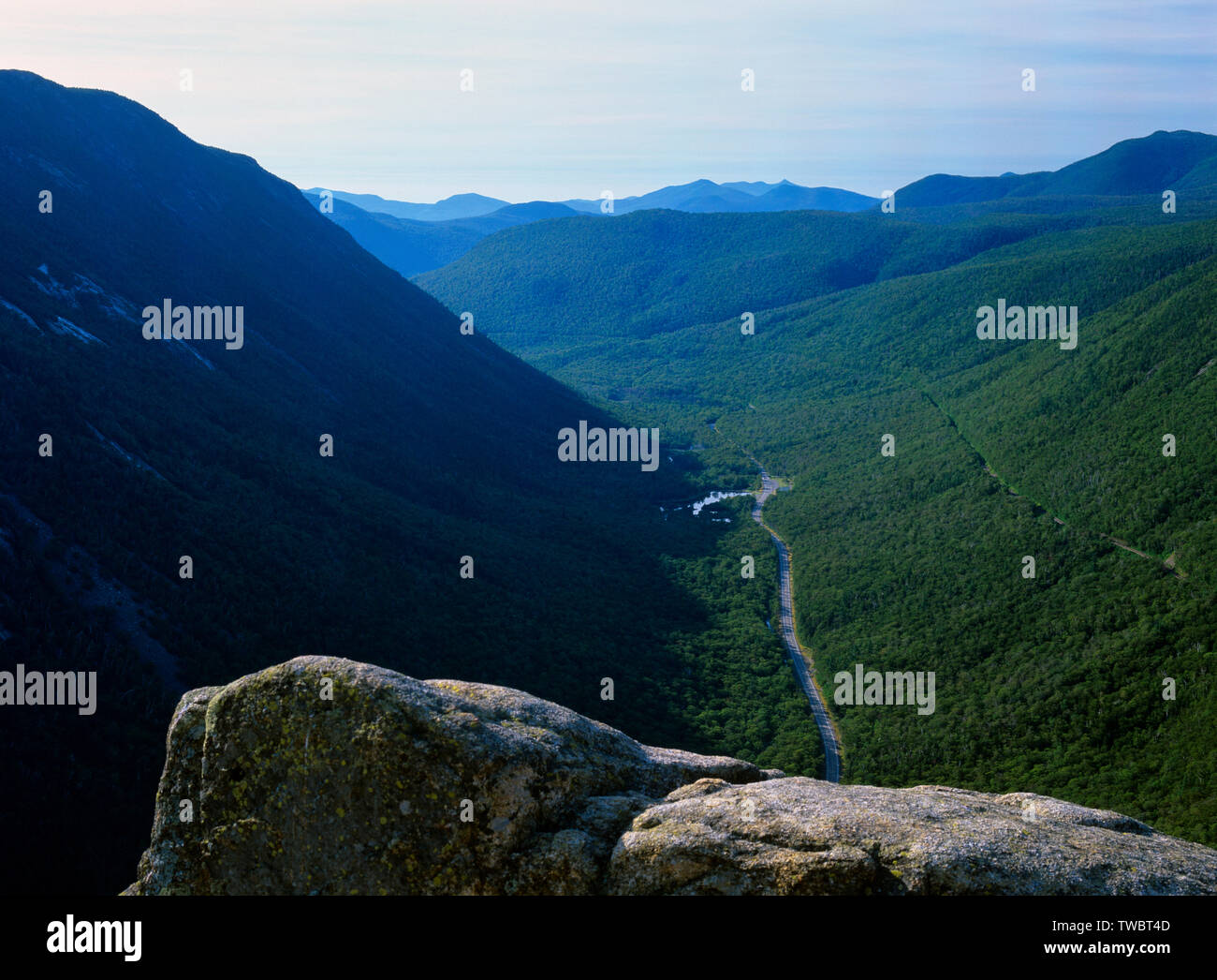 Crawford Notch vom Mount Willard in den White Mountains, New Hampshire. Mount Willey können auf der rechten Seite gesehen werden. Die Route der alten Maine Central Rai Stockfoto