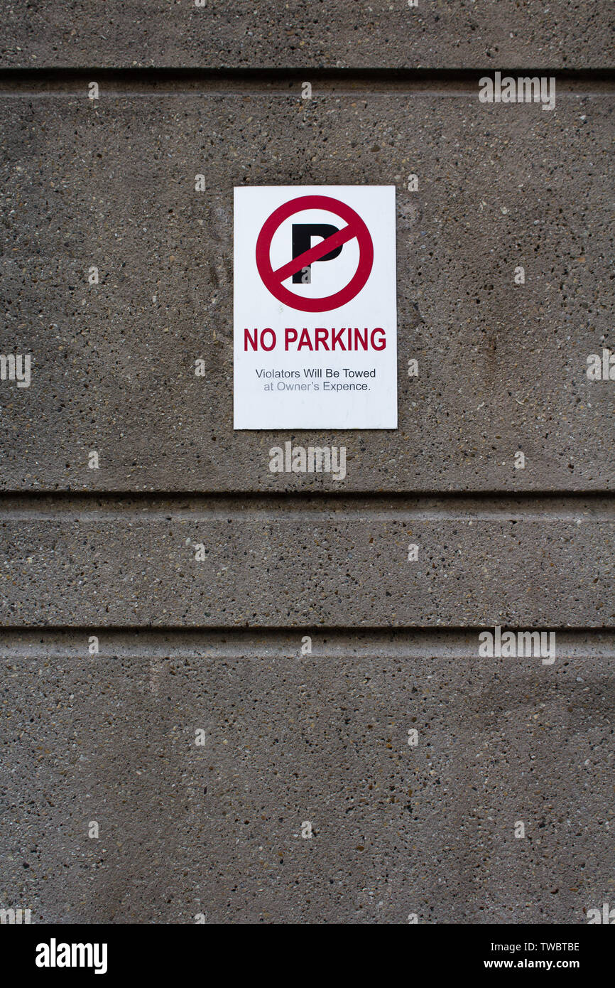 Kein Parkplatz - Zuwiderhandlungen werden auf Kosten des Eigentümers abgeschleppt werden. Stockfoto