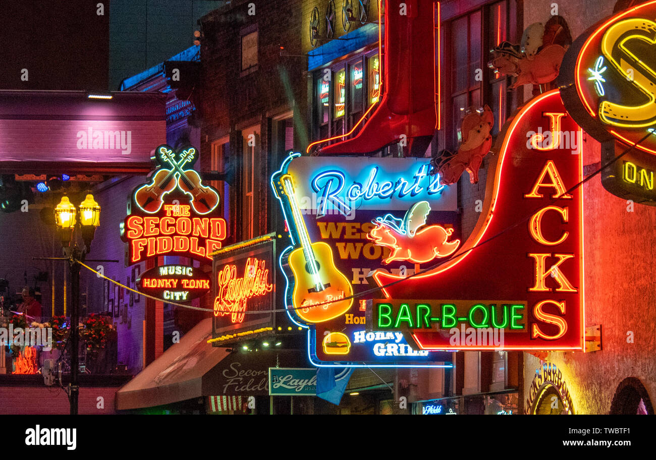 Restaurants Bars und Konzerthallen Leuchtreklamen beleuchtet in der Nacht im Broadway in Nashville Tennessee USA. Stockfoto
