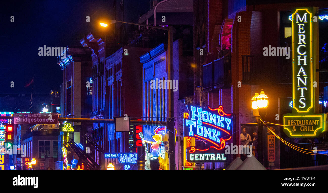 Restaurants Bars und Konzerthallen Leuchtreklamen beleuchtet in der Nacht im Broadway in Nashville Tennessee USA. Stockfoto