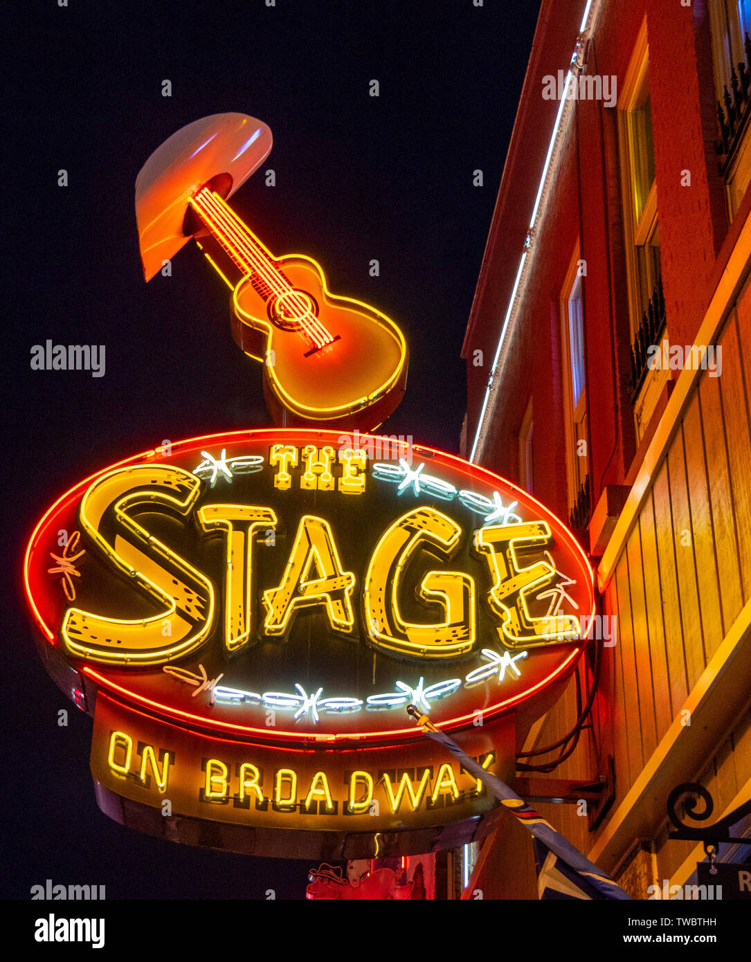 Restaurant Bar und Konzerte die Bühne am Broadway Leuchtreklame bei Nacht im Broadway in Nashville Tennessee USA beleuchtet. Stockfoto