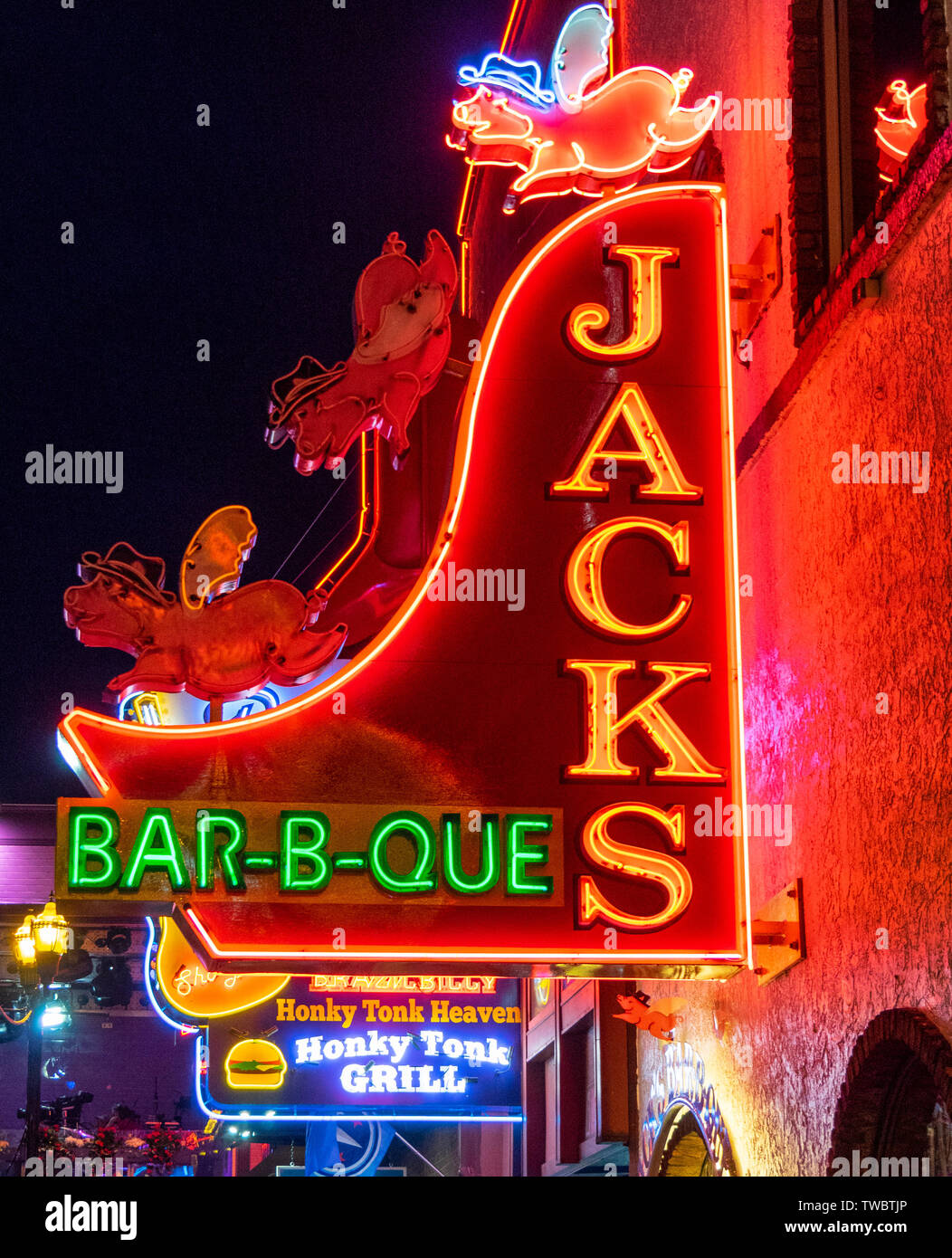 Restaurant Bar und Konzerthalle Jacks Bar-B-Que Leuchtreklame bei Nacht im Broadway in Nashville Tennessee USA beleuchtet. Stockfoto