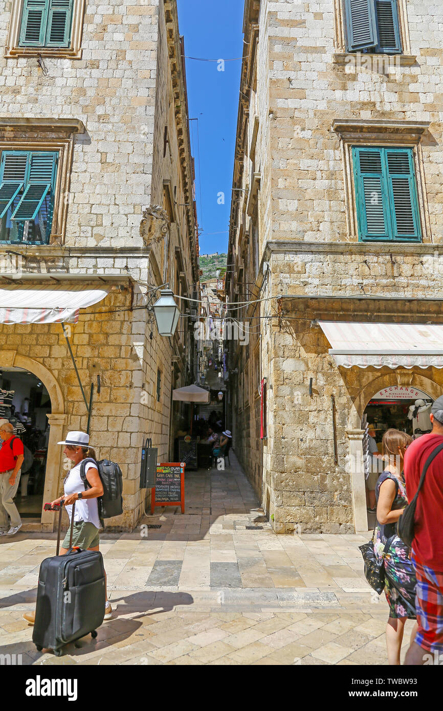 Einer der vielen engen Seitenstraßen der Stradum oder die Hauptstraße in der Altstadt von Dubrovnik, Kroatien Stockfoto