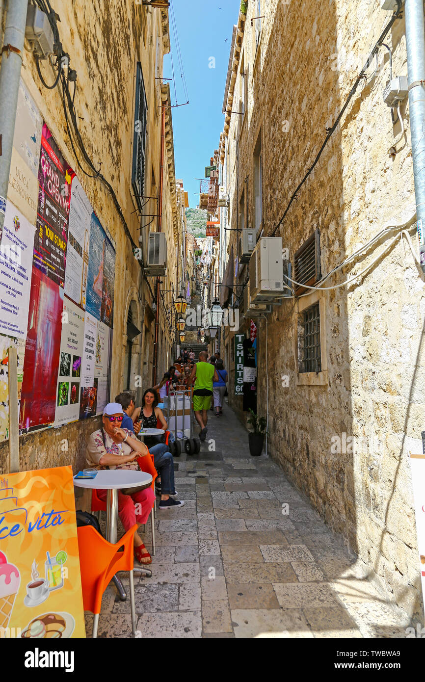 Einer der vielen engen Seitenstraßen der Stradum oder die Hauptstraße in der Altstadt von Dubrovnik, Kroatien Stockfoto