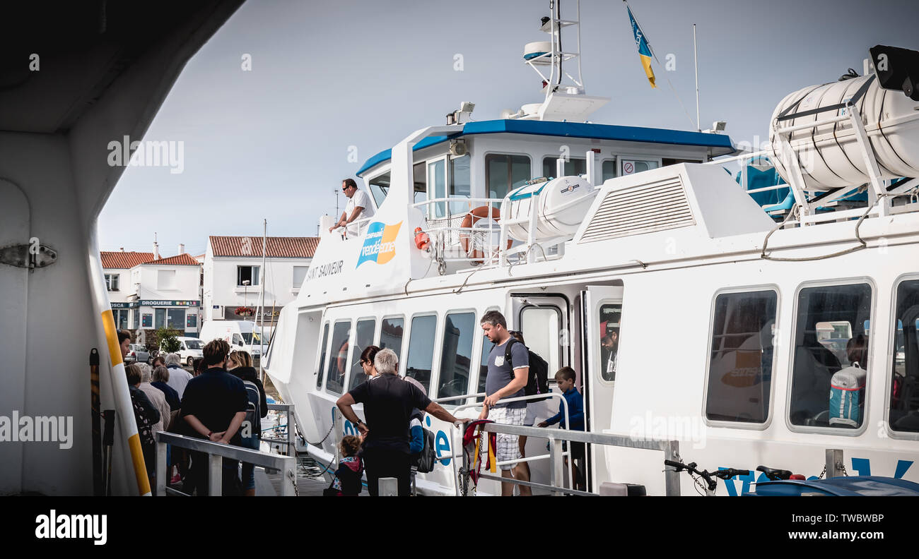 Ile d Yeu, Frankreich - 16. September 2018: Die Fähre, die den Hafen der Insel von Yeu, wo Reisende sitzen die Show auf einem Sommer zu bewundern gibt d Stockfoto