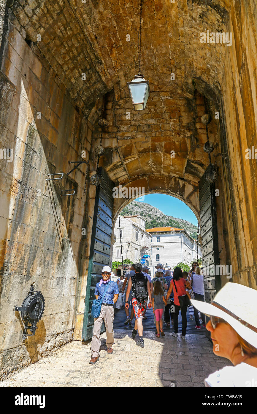 Ploce gate an der alten Stadtmauer, Dubrovnik, Kroatien Stockfoto