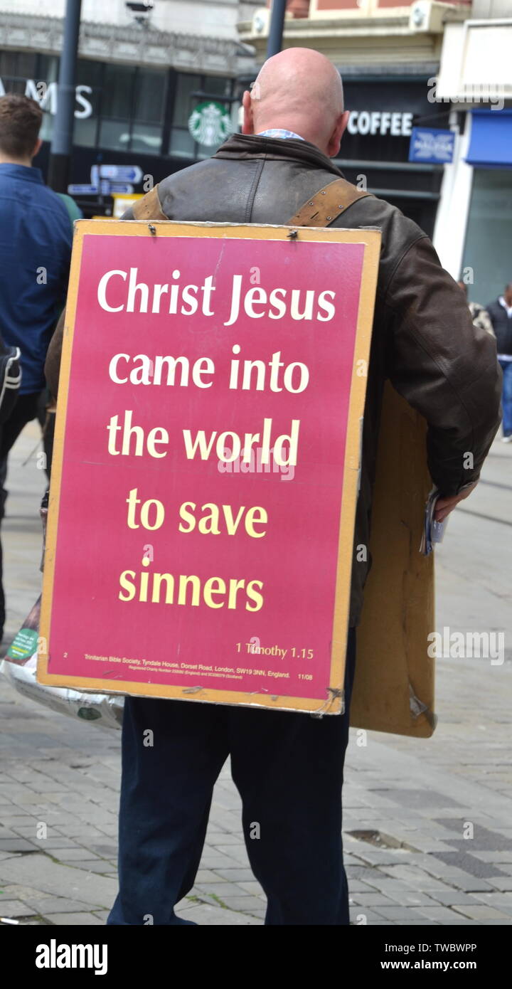 Eine evangelische christliche tragen ein Sandwich board im Stadtzentrum von Manchester, Großbritannien Stockfoto
