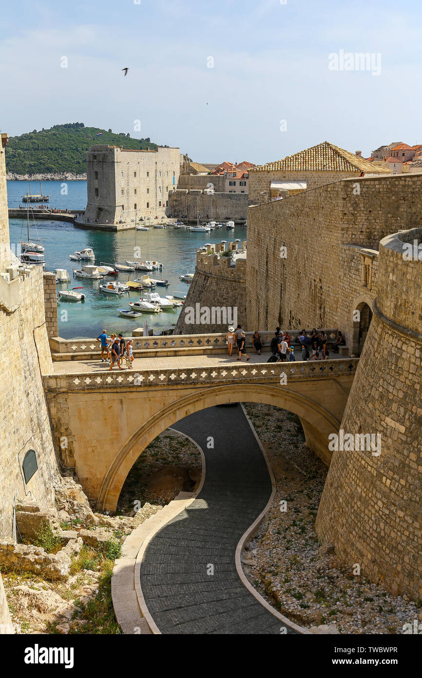 Die Brücke zu den Ploce und Revelin Festung auf der alten Stadtmauer, Dubrovnik, Kroatien Stockfoto