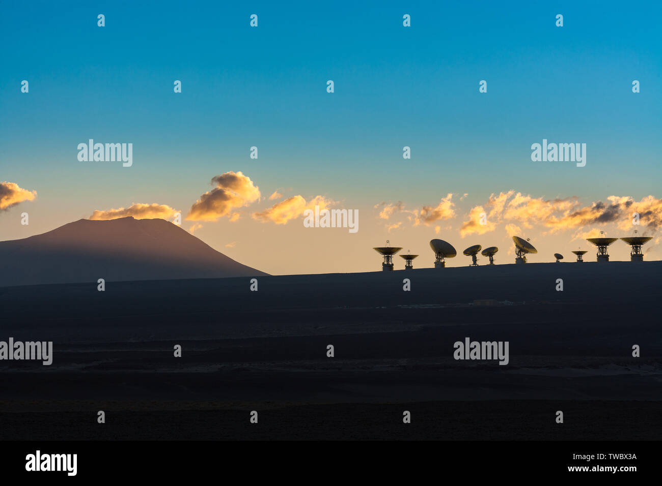 3D-Rendering von Radioteleskopen Antennen in den Anden, Plateau der Atacama Wüste Stockfoto