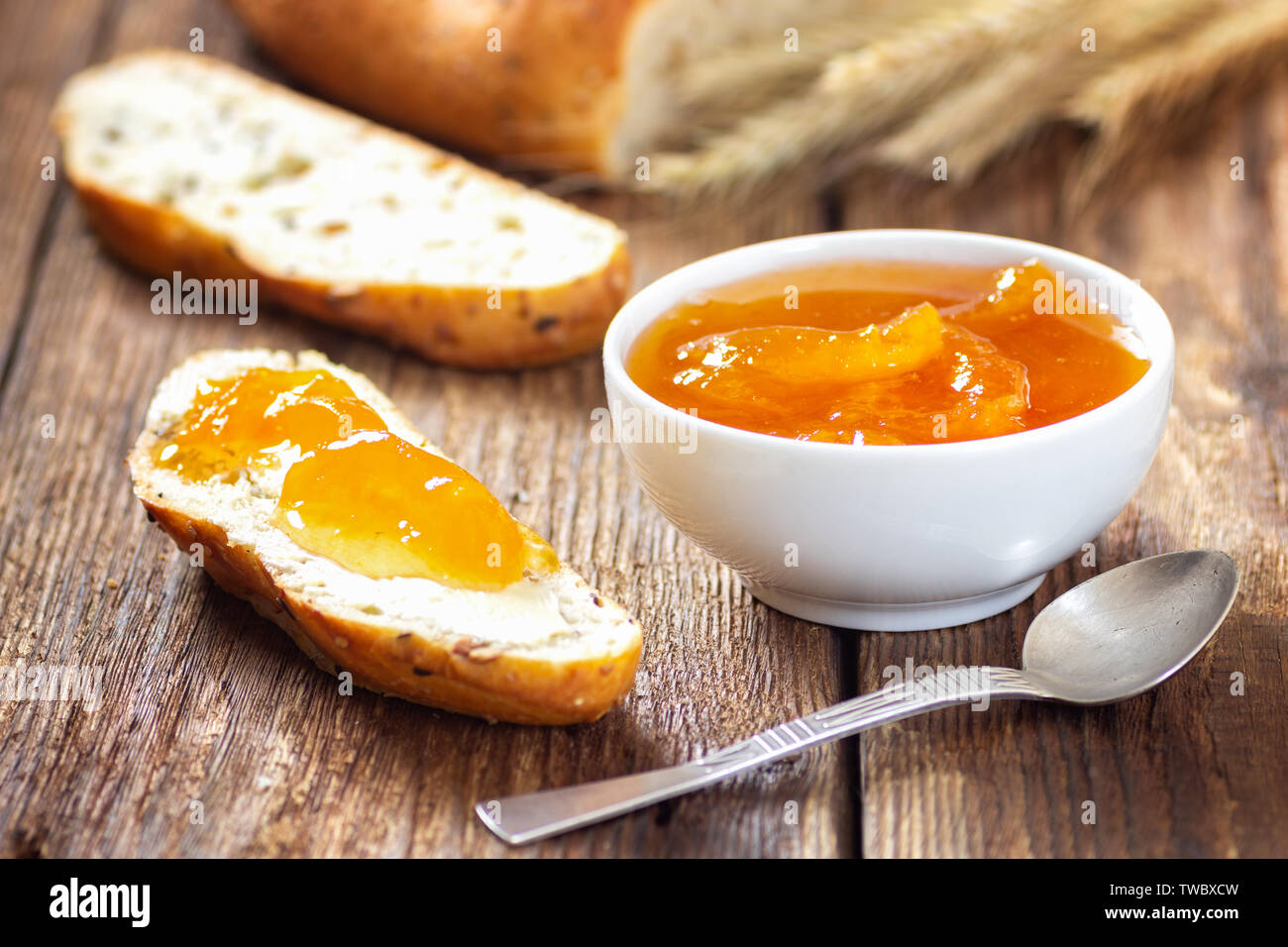 Frühstück mit Aprikosenmarmelade und Scheibe Brot Stockfoto