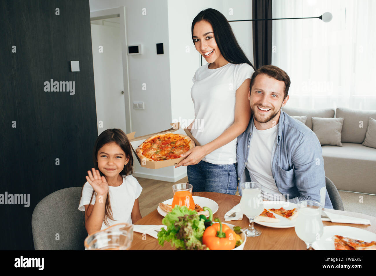 Familie Pizza. Vater, Mutter und Tochter beim Abendessen. Das Essen lecker Pizza mit Familie Stockfoto