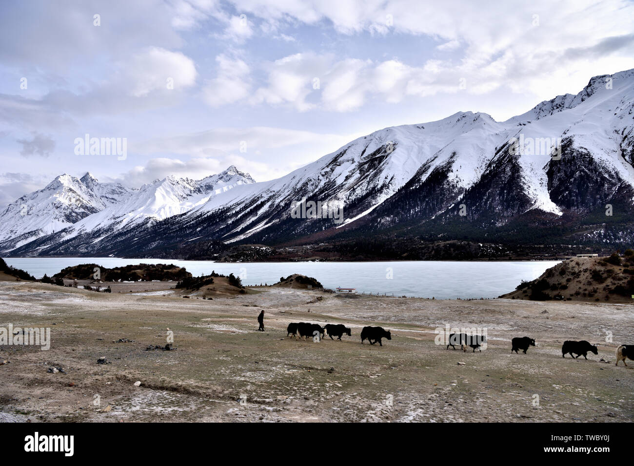 In Lianwu See, Tibet im April 2019 gefilmt, die meisten Lianwu See im April ist immer noch gefroren, und einige der erleuchteten See spiegelt sich Schnee in den Bergen, was sehr schön ist. Stockfoto