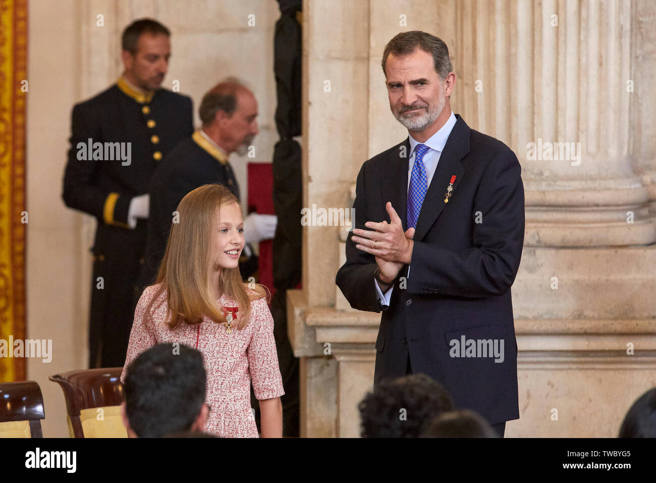 König Felipe VI. von Spanien und Krone Prinzessin Leonor nehmen an der Einführung von Dekorationen der Zivilen Merit Order im Royal Palace in Madrid. Stockfoto