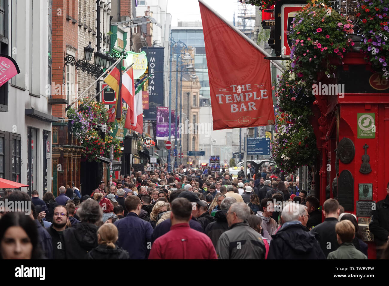 Dublin, Irland - 7 Juni, 2019: eine große Menge von Menschen ist durch die Hauptstraße des beliebten Viertel Temple Bar dargestellt. Stockfoto