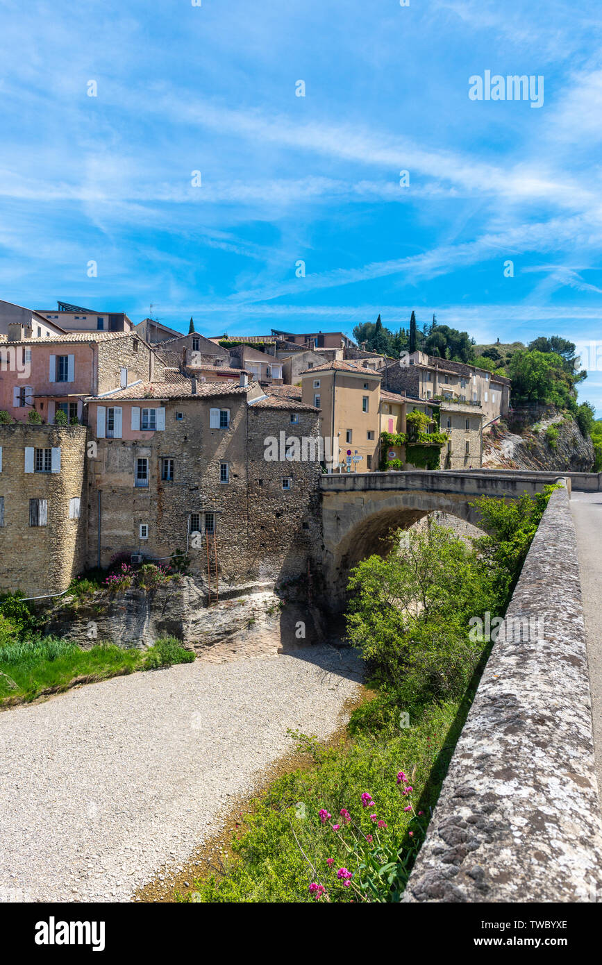 Die Stadt Vaison-la-Romaine überspannt die Ouveze River. Mit römischen Wurzeln, diese mittelalterliche Siedlung ist ein beliebtes Touristenziel. Stockfoto