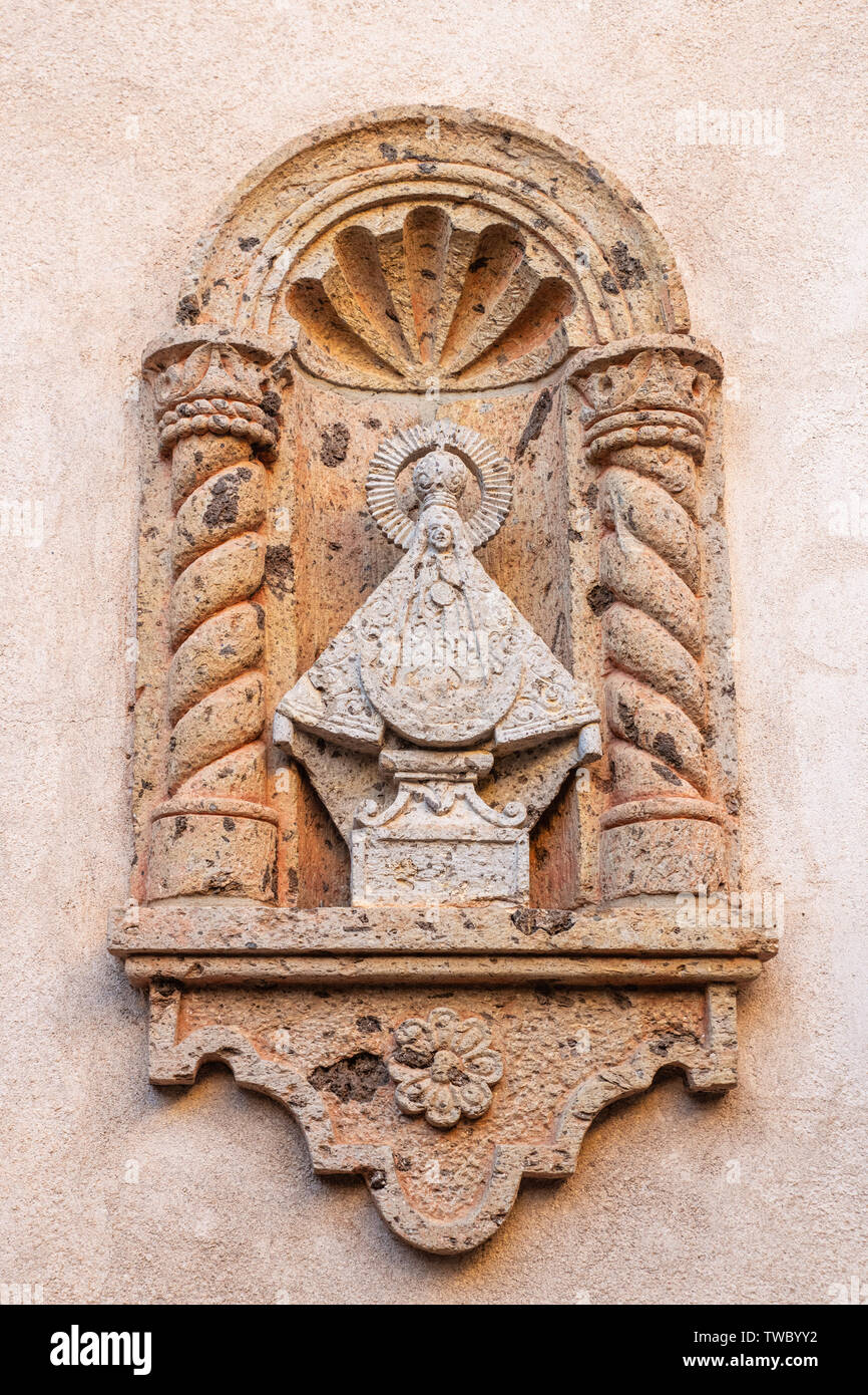 Außenansicht eines architektonischen Detail auf eine Adobe Kapelle Gebäude im Tlaquepaque Kunst & Shopping Village in Sedona, Arizona mit religiösen Figu Stockfoto
