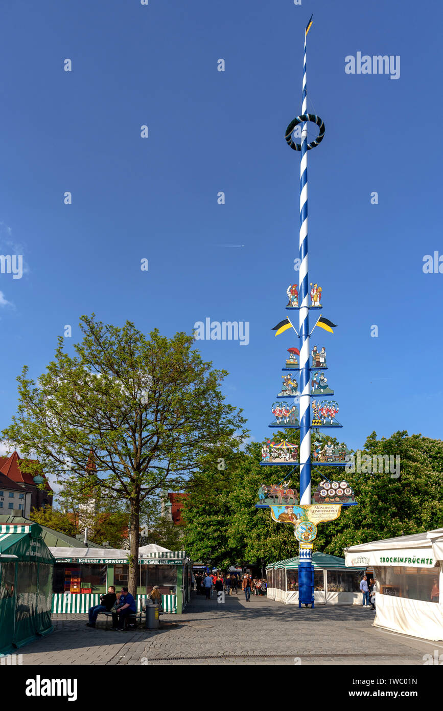 Der Maypole auf dem Victualmarkt / Viktualienmarkt München am Tag Stockfoto