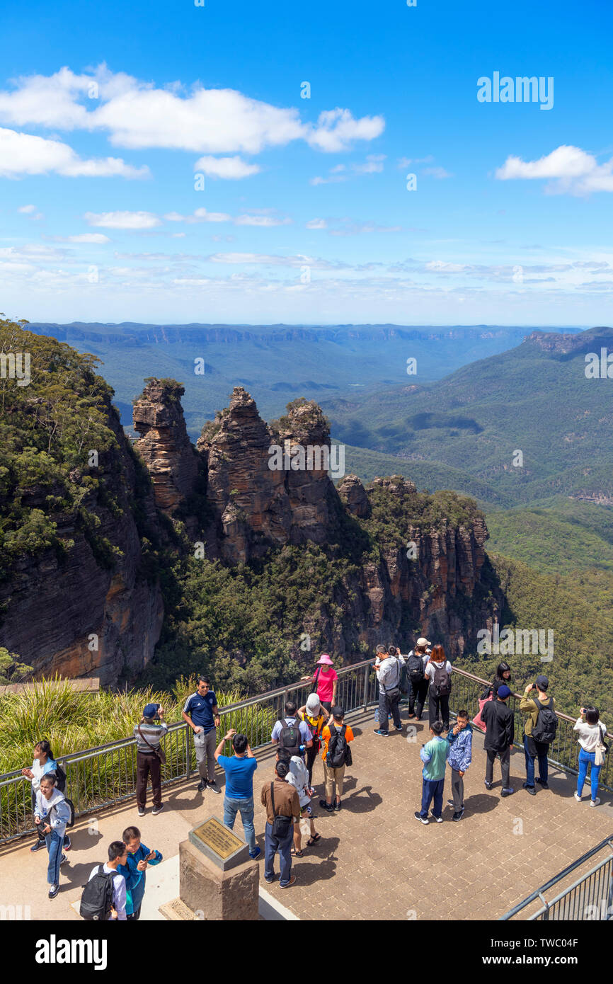 Chinesische Touristen an den Drei Schwestern Lookout am Echo Point, Blue Mountains, Katoomba, New South Wales, Australien Stockfoto