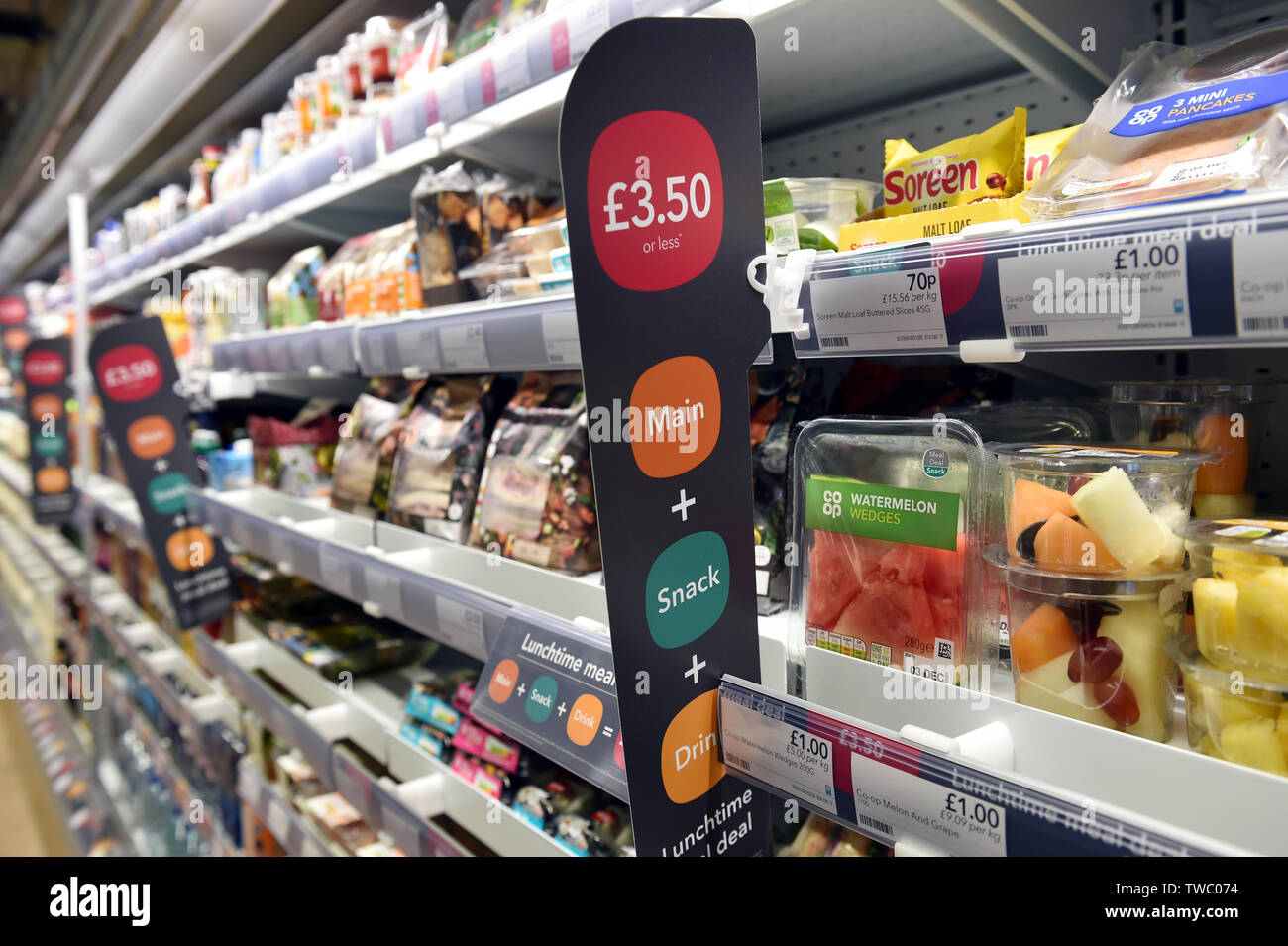 Speisen in einem Supermarkt Haupt, Snack und Getränk für 3,50 £Großbritannien Stockfoto