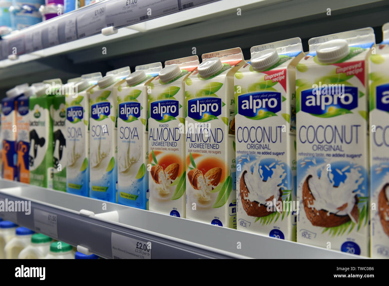 Verschiedene Milchsorten auf Verkauf in einem Supermarkt UK Stockfoto