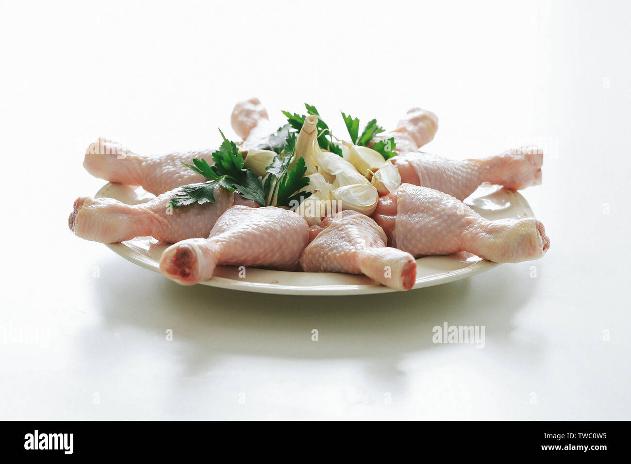 Hähnchenkeulen mit Knoblauch Stockfoto