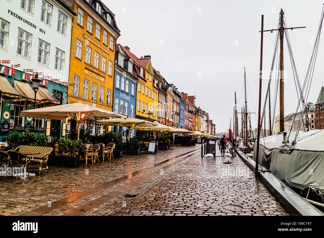 Die bunten Gebäude von Nyhavn zeichnen sich trotz eines verregneten und verlassenen Winter Tag in Kopenhagen, Dänemark. Januar 2019. Stockfoto