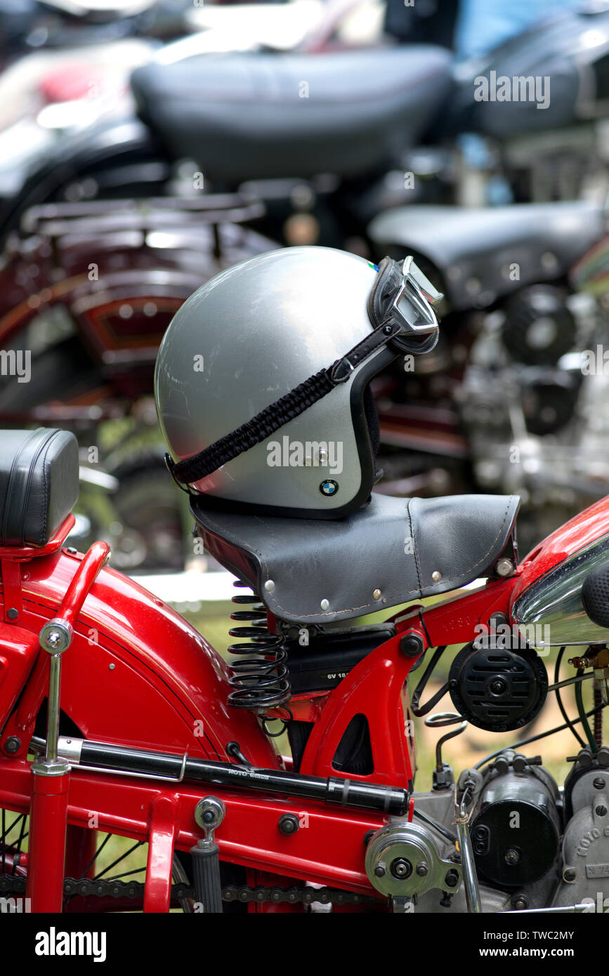 Altmodischer fahrradhelm -Fotos und -Bildmaterial in hoher Auflösung ...