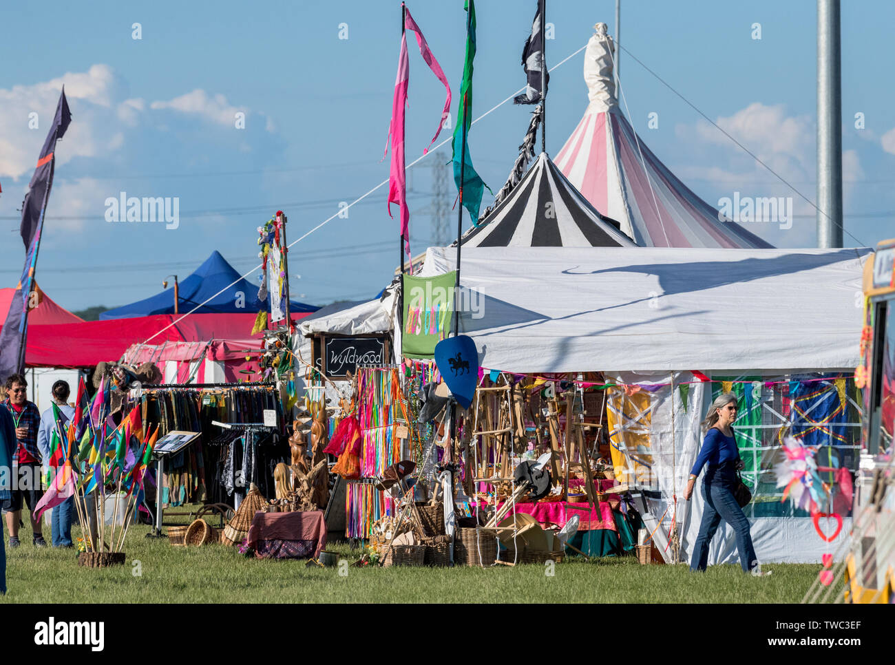 Außerhalb der Kunst und Merchandise Stände am Gate Southwell Music Festival, 2019. Stockfoto