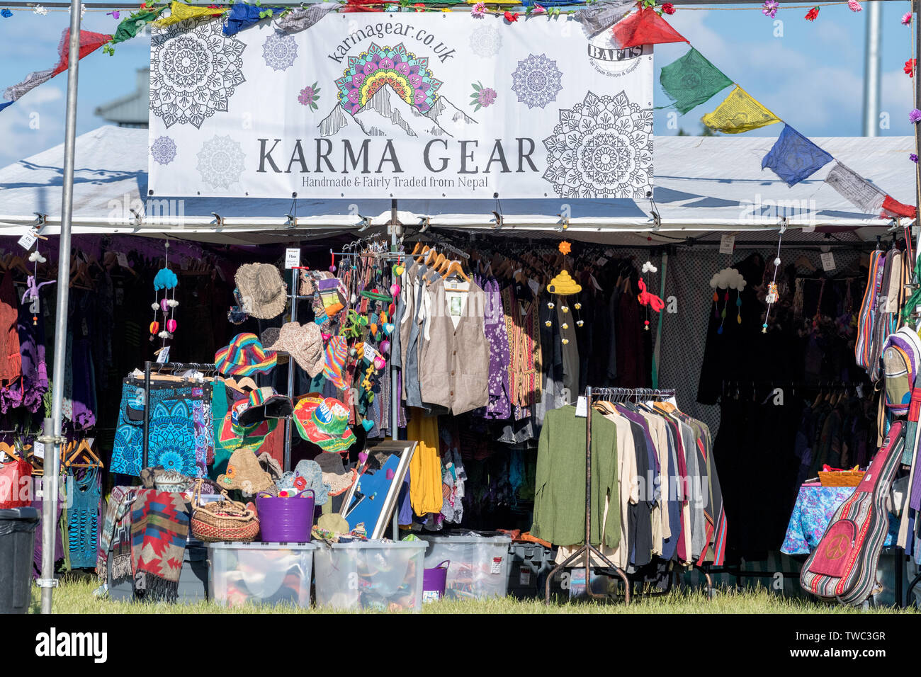 Außerhalb der Kunst und Merchandise Stände am Gate Southwell Music Festival, 2019. Stockfoto