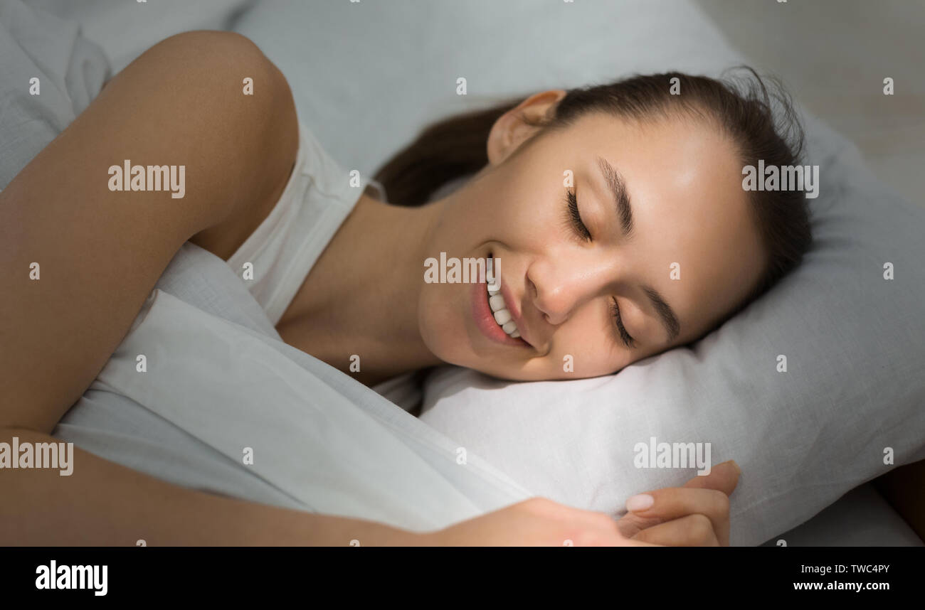Angenehme Nachtruhe. Mädchen schlafen im Bett mit Sonnenstrahlen fallen auf  dem Gesicht Stockfotografie - Alamy
