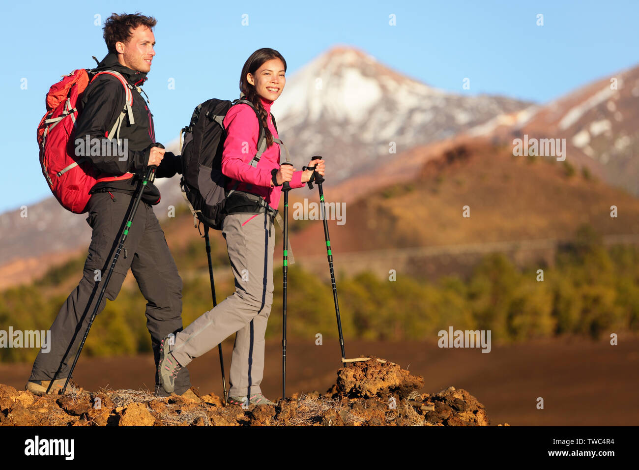 Wanderer Menschen wandern - gesunden, aktiven Lebensstil. Wanderer Menschen Wandern in wunderschöner Natur Landschaft. Frau und Mann Wanderer wandern während der Wanderung auf den Vulkan Teide, Teneriffa, Kanarische Inseln, Spanien. Stockfoto