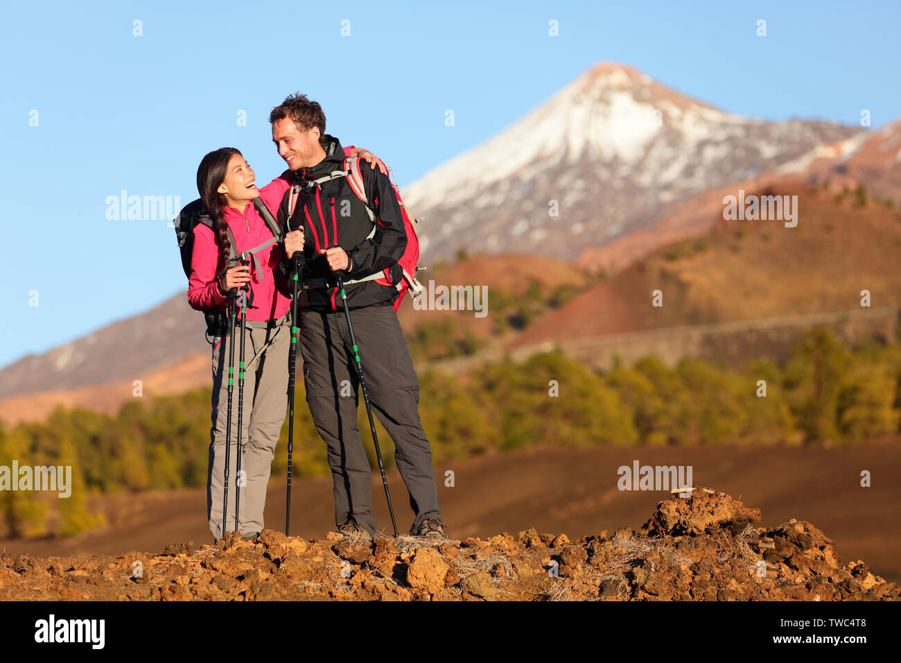 Gesunden, aktiven Lebensstil. Wanderer Menschen Wandern in wunderschöner Natur Landschaft. Frau und Mann Wanderer Lachen ausruhen, Pause während der Wanderung auf den Vulkan Teide, Teneriffa, Kanarische Inseln, Spanien. Stockfoto