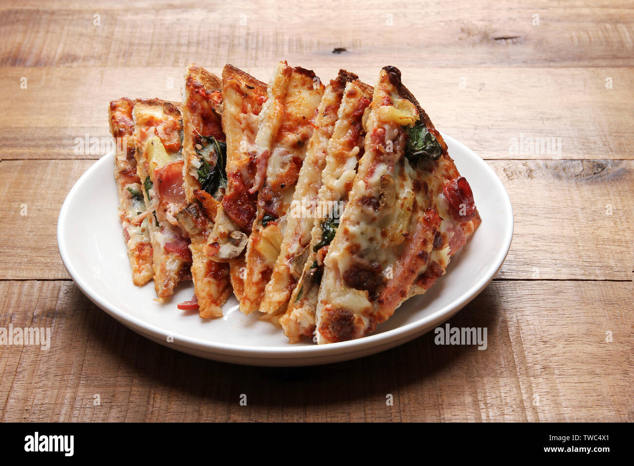 Pizza Slices auf Platte mit Holz- Hintergrund Stockfoto