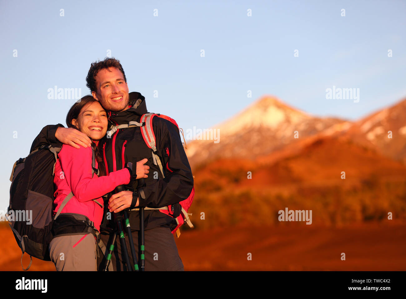 Glückliches Paar Wandern genießen in Aussicht, die in der Liebe. Wanderer Mann und Frau tragen Rucksäcke Sonnenuntergang während der Wanderung auf den Vulkan Teide, Teneriffa, Kanarische Inseln, Spanien. Stockfoto