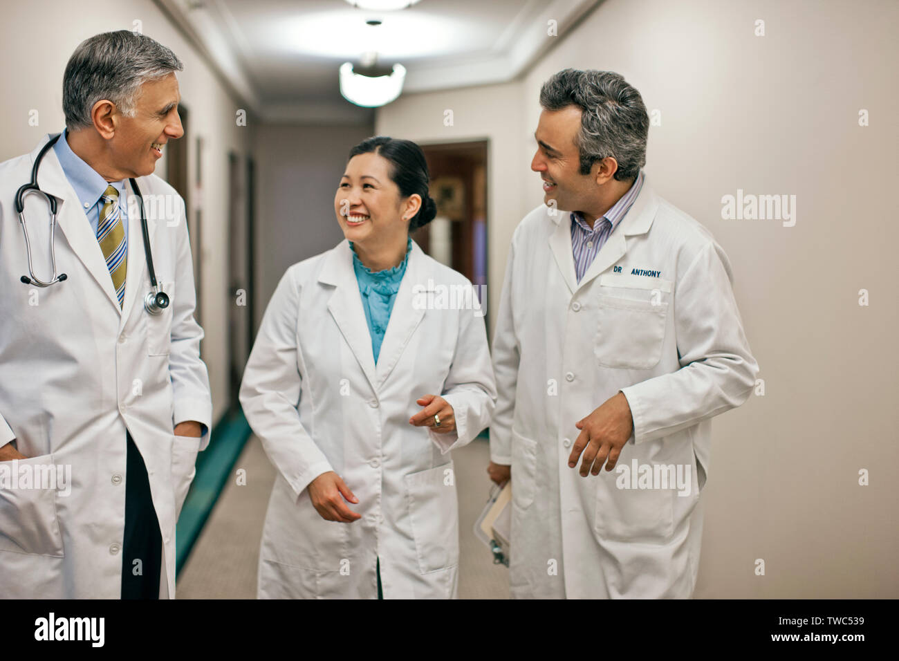 Medizinischen Kollegen Lachen und Reden im Flur eines Krankenhauses. Stockfoto