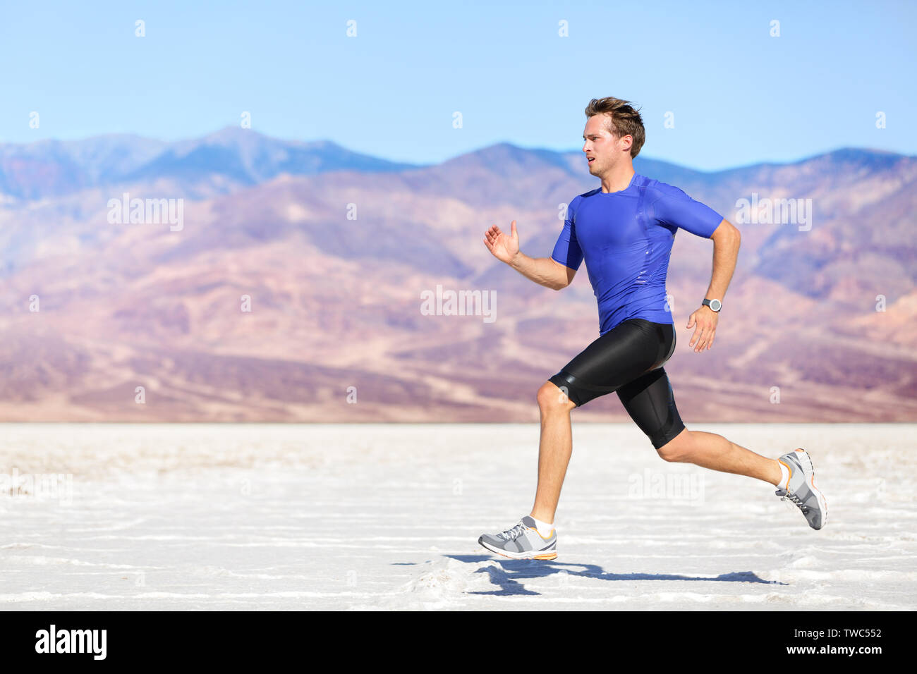 Mann outdoor sprinten Laufen für Erfolg. Männliche fitness Runner sport Athleten im Sprint mit großer Geschwindigkeit in der schönen Landschaft in der Wüste. Stockfoto