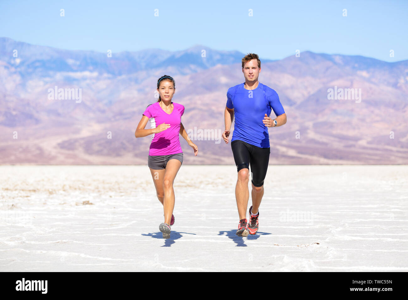 Fitness Sport Paar draußen joggen laufen auf den Weg in die Wüste Landschaft. Stockfoto
