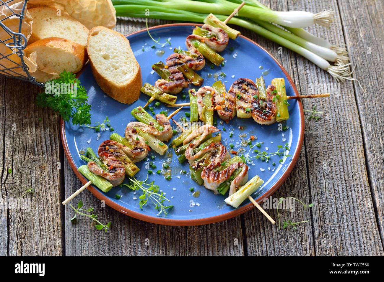 Warme Spanische Pincho Vorspeisen Gegrilltes Schweinefilet Mit Fruhlingszwiebeln Stockfotografie Alamy