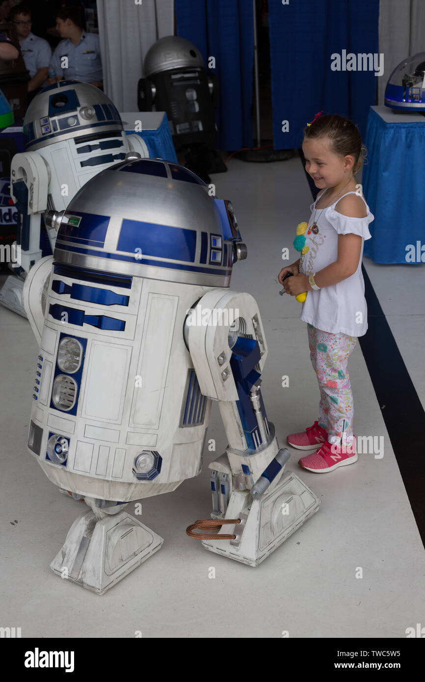 Ein junges Mädchen lächelt, als sie Star Wars-Roboter-Droiden trifft R2-D2 während ihrer Teilnahme an der Fort Wayne Airshow in Fort Wayne, Indiana, USA. Stockfoto