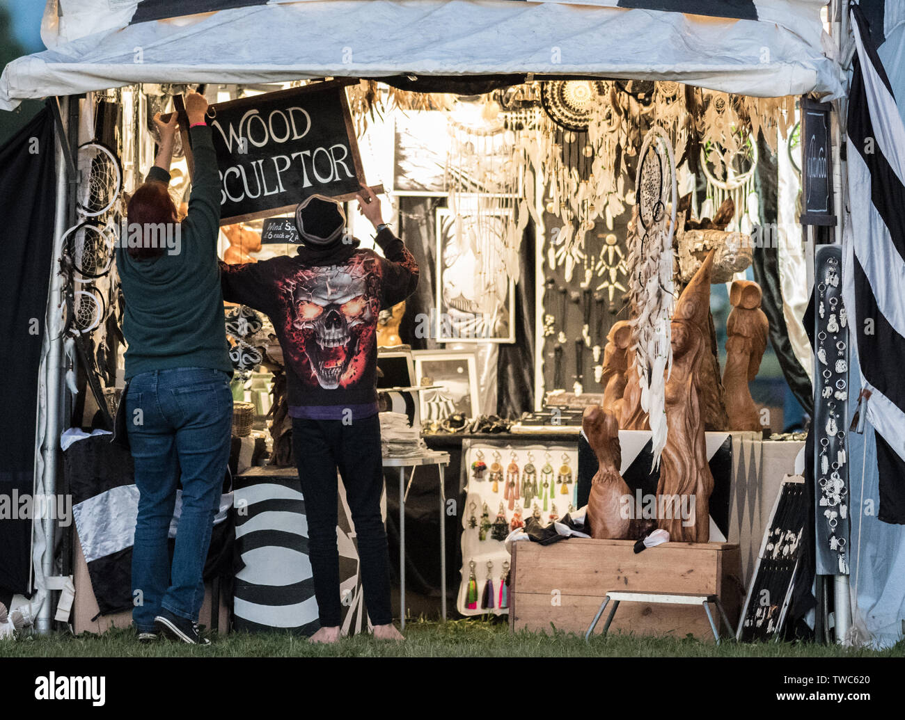 Außerhalb der Kunst und Merchandise Stände am Gate Southwell Music Festival, 2019. Stockfoto