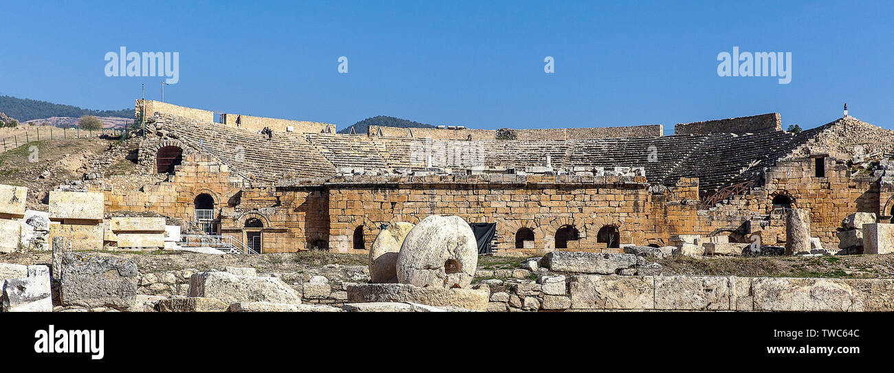 Theater in der antiken Stadt Hierapolis in der Türkei. Stockfoto