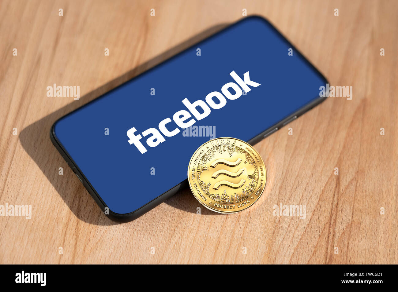 WROCLAW, POLEN - Am 19. JUNI 2019: Facebook kündigt Waage cryptocurrency. Waage Münzen Konzept. - Bild Stockfoto