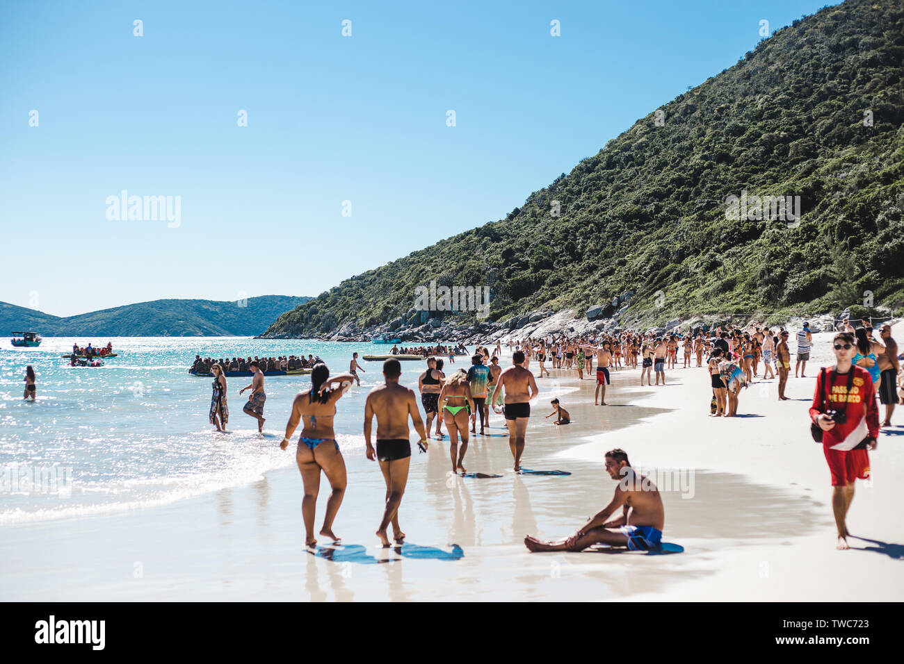 Brasiliens schönsten Strand überfüllt von Touristen in der Nebensaison im Praia do Farol, Arraial do Cabo Stockfoto