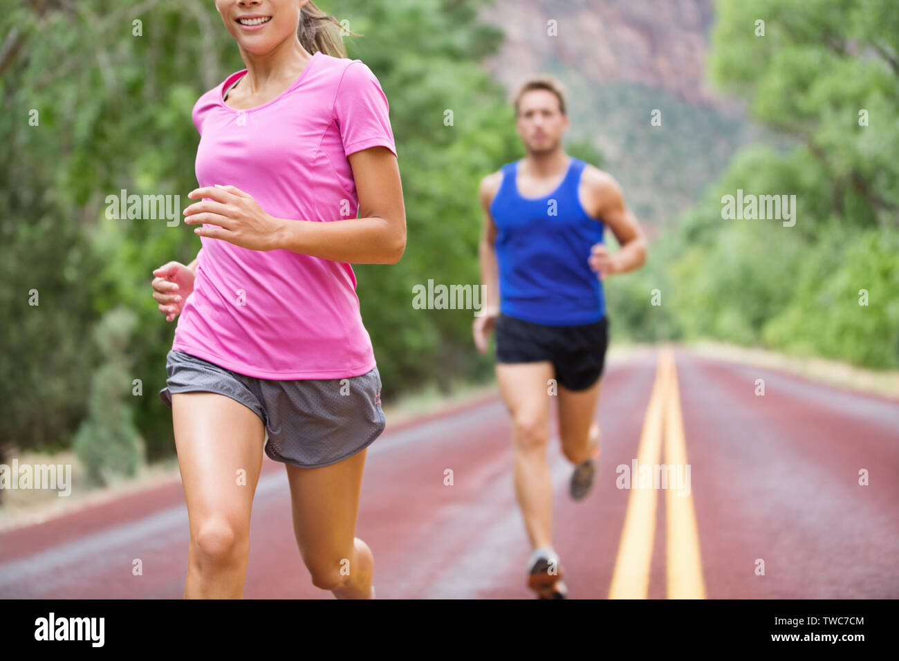 Marathon Athleten paar Training auf der Straße. Fitness Läufer, Mann und Frau, Joggen im aktiven Lebensstil. Stockfoto